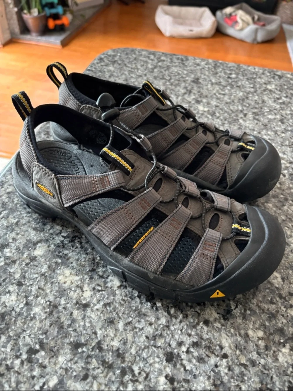 Keen Newport H2 Grey and Black Outdoor Closed-Toe Sandals 10.5 - Picture 5 of 7